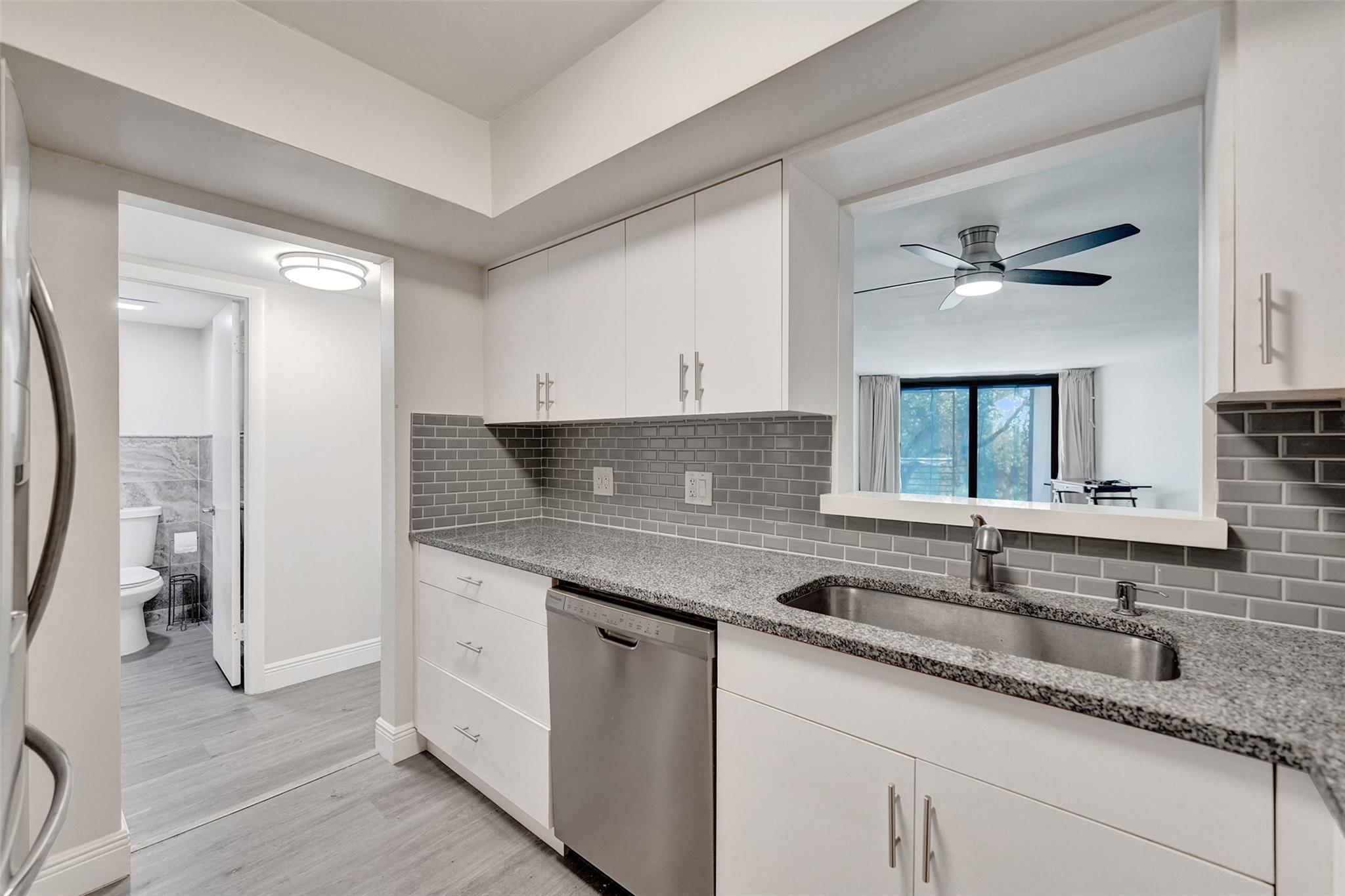 Emerald Hills C C Apts Co - Residential Lease