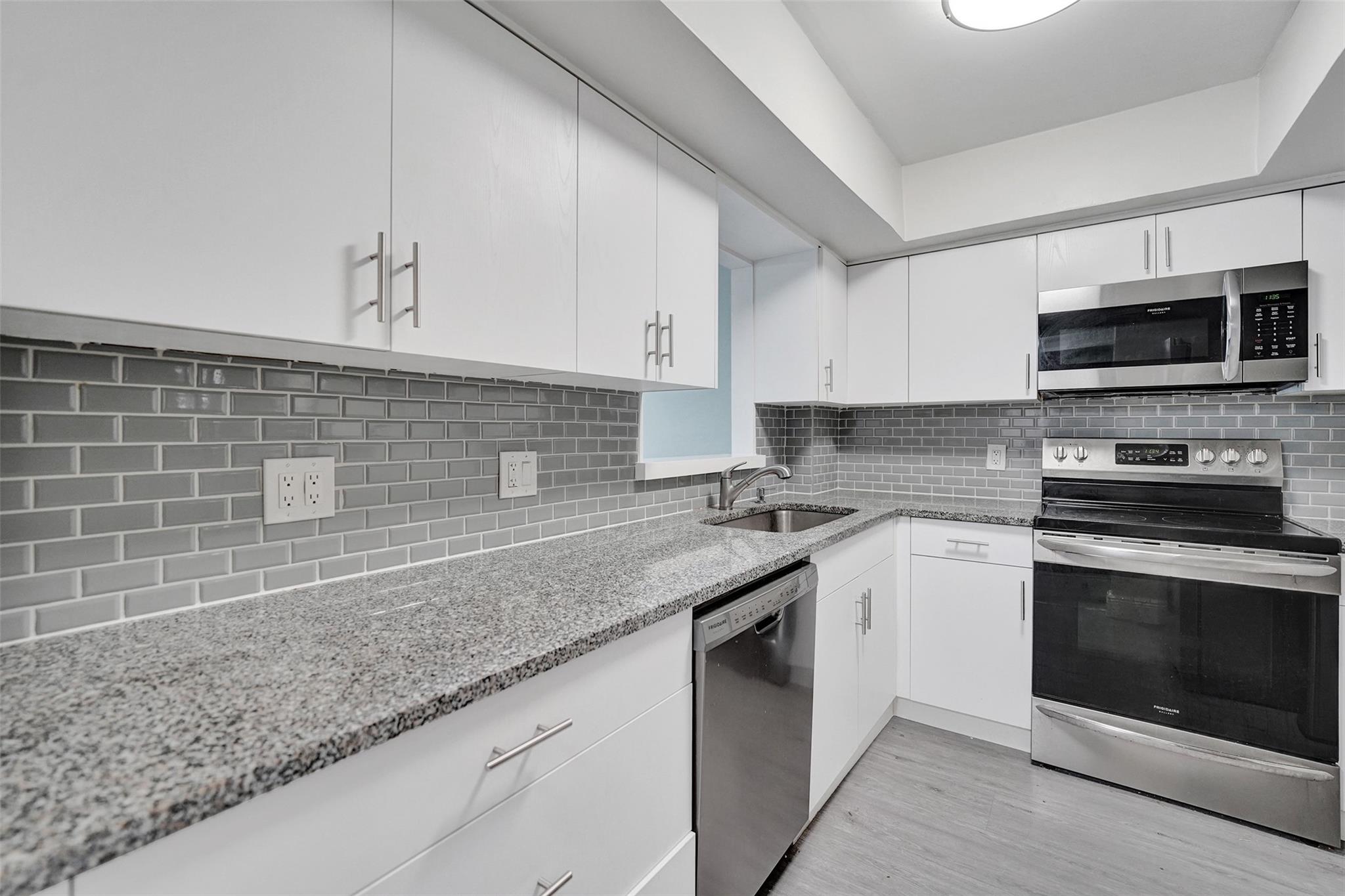 Emerald Hills C C Apts Co - Residential Lease