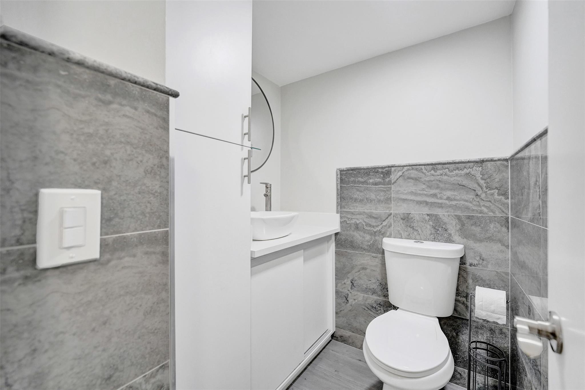 Emerald Hills C C Apts Co - Residential Lease