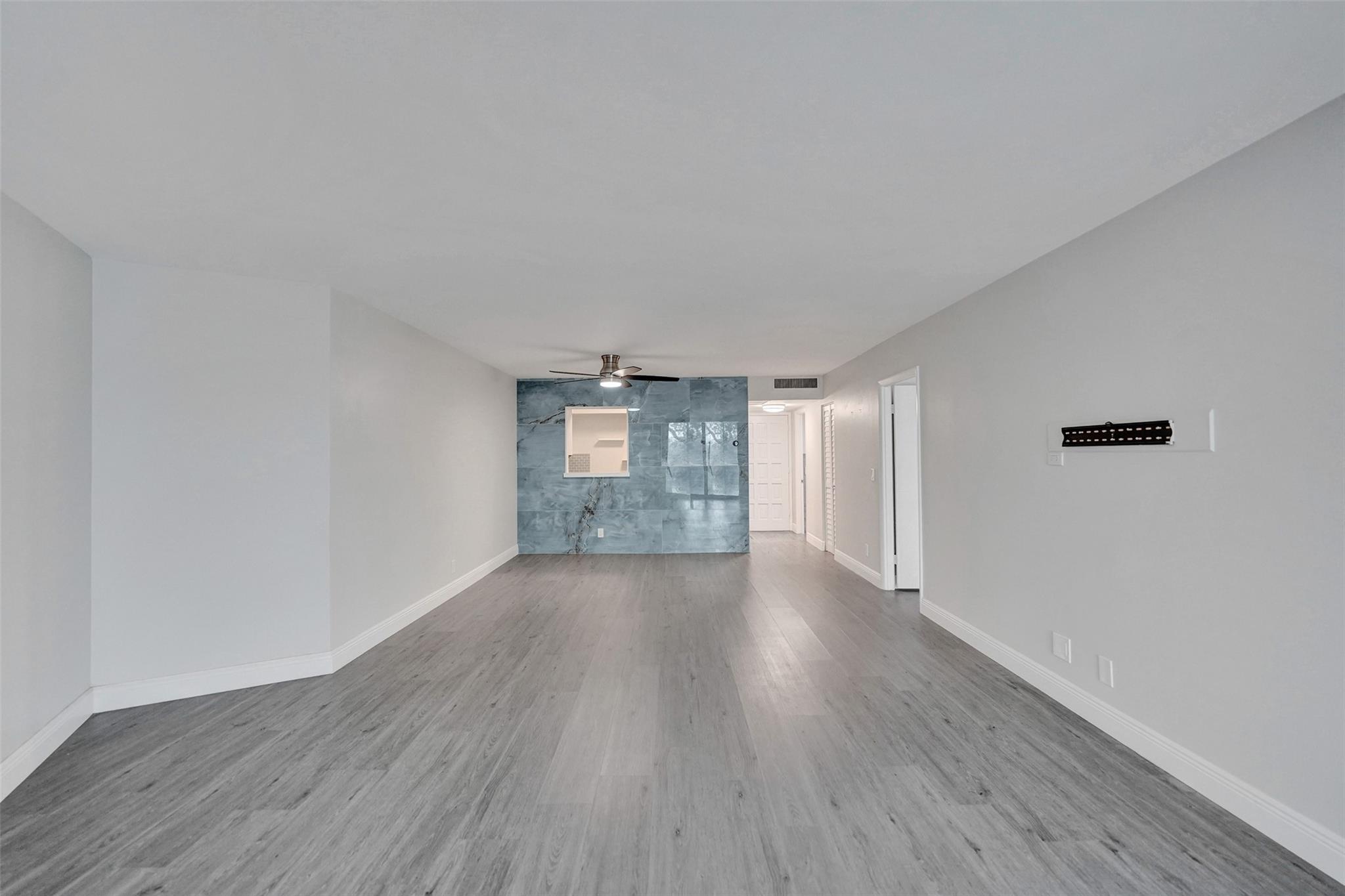 Emerald Hills C C Apts Co - Residential Lease