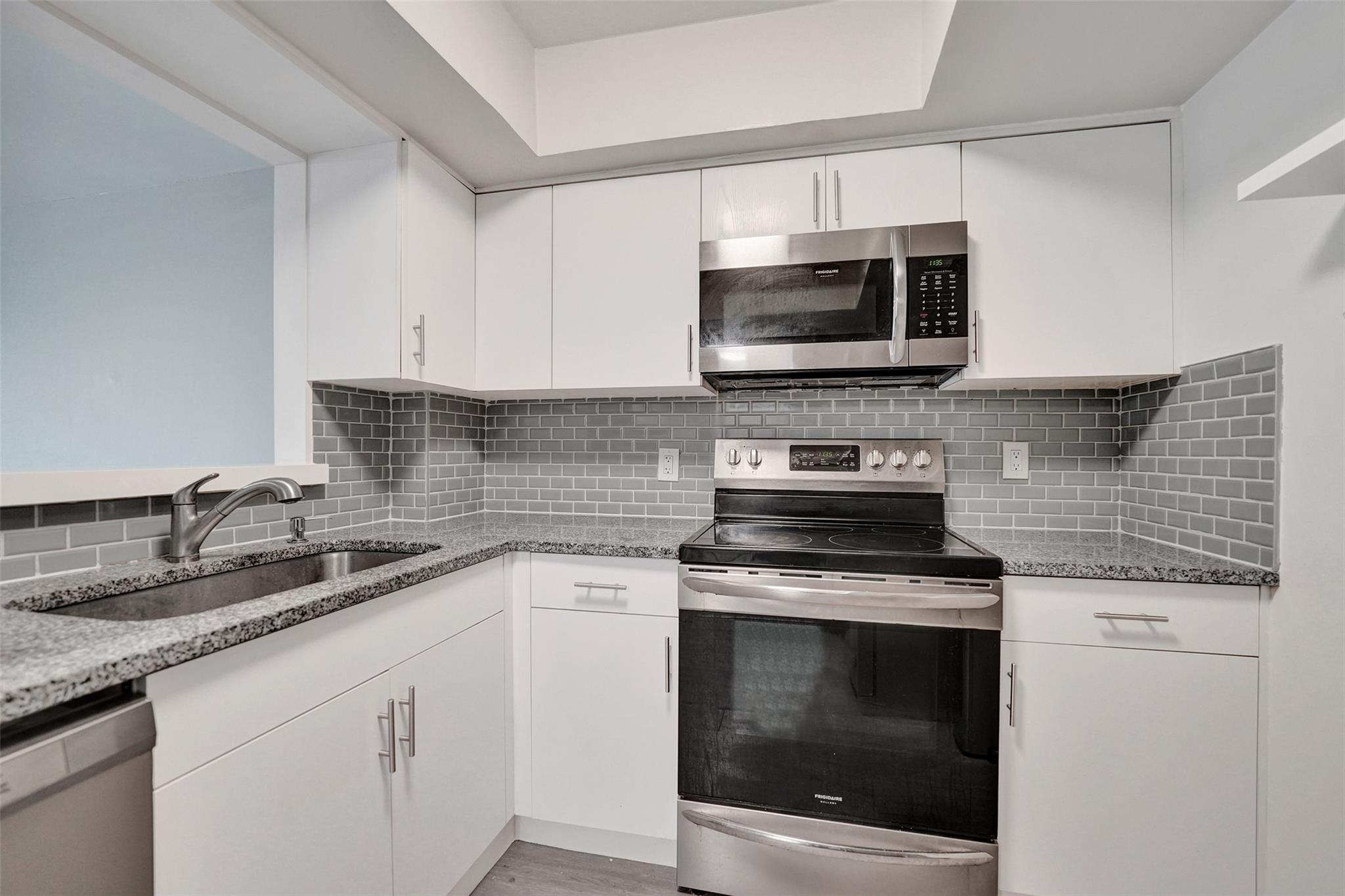 Emerald Hills C C Apts Co - Residential Lease