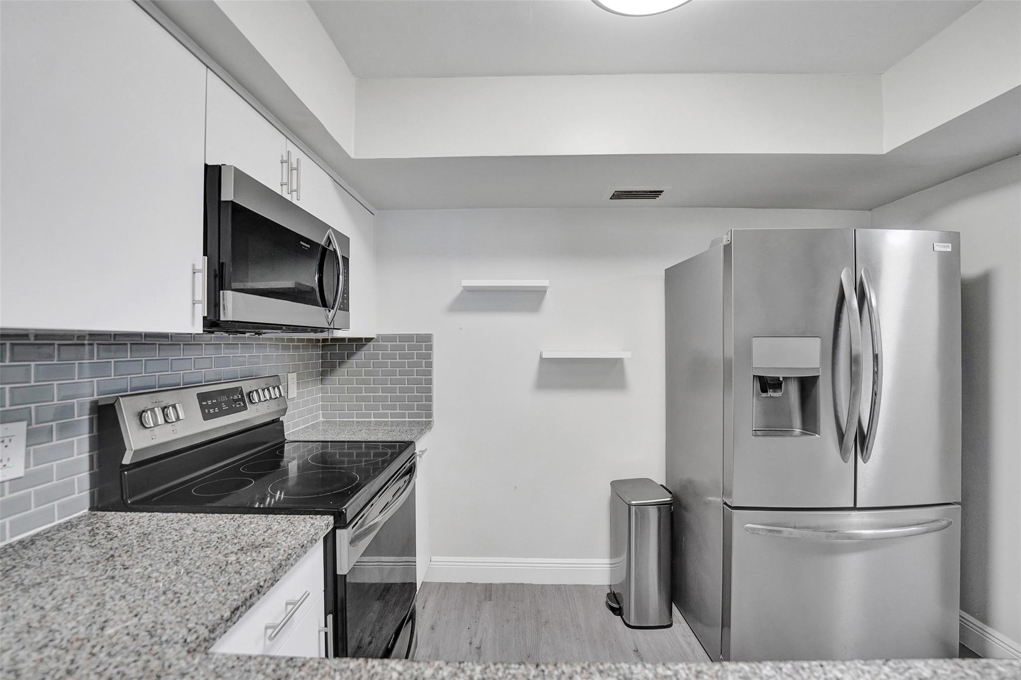 Emerald Hills C C Apts Co - Residential Lease