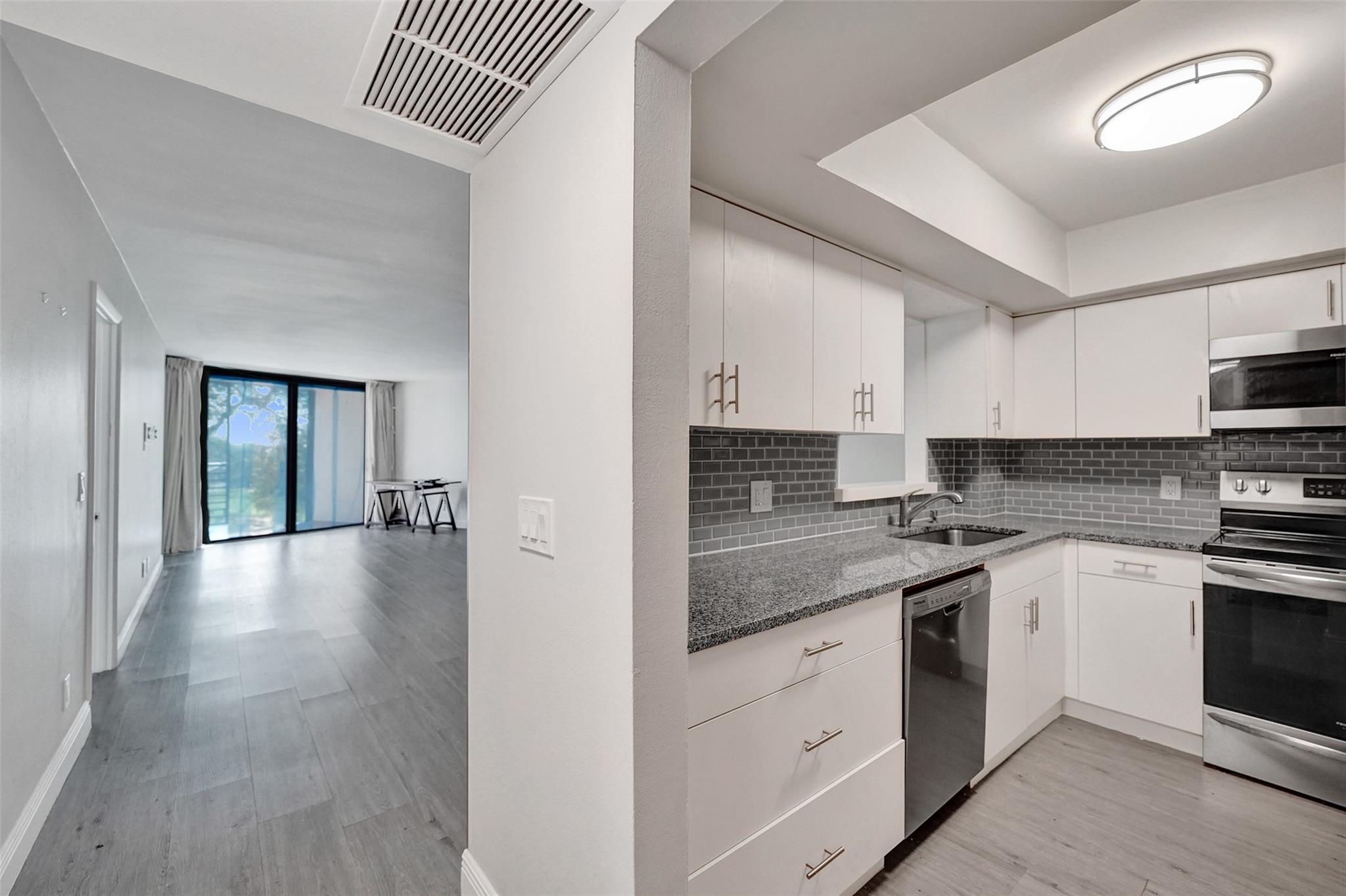 Emerald Hills C C Apts Co - Residential Lease