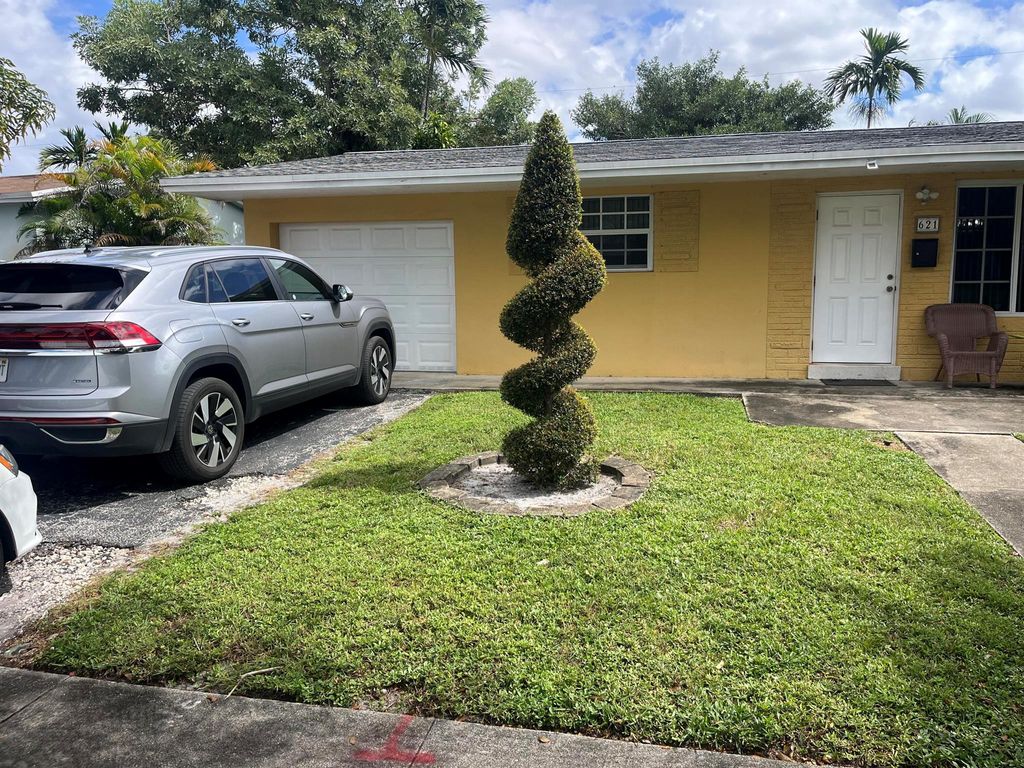 Photo of 621 SW 60th Avenue, Pembroke Pines, FL 33023 (MLS # R11133495)