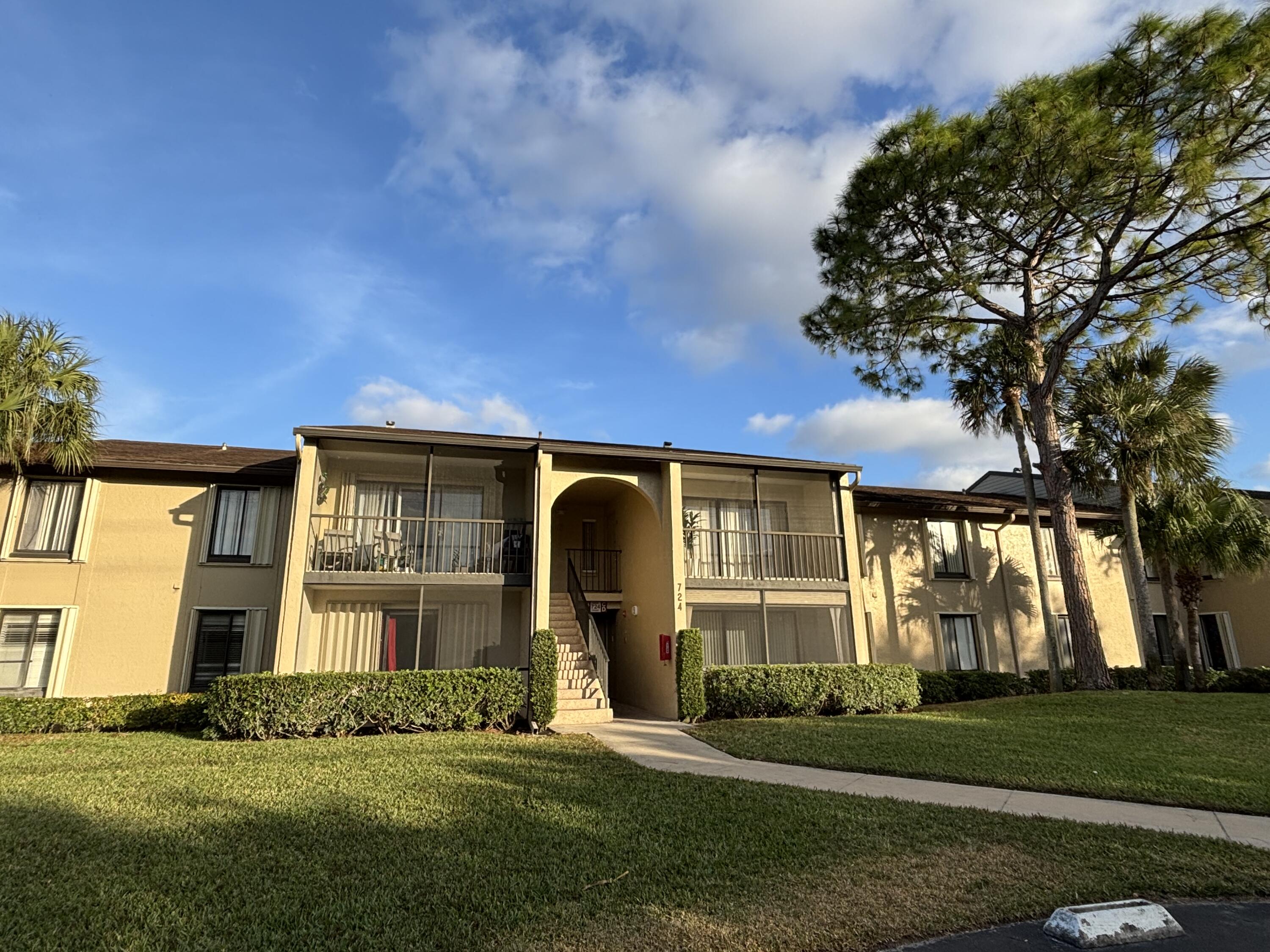 Light and bright 1/1 condo, Washer and dryer conveniently located in the unit. Enjoy a Community pool/ jacuzzi along with a picnic and barbeque area. No age restriction.