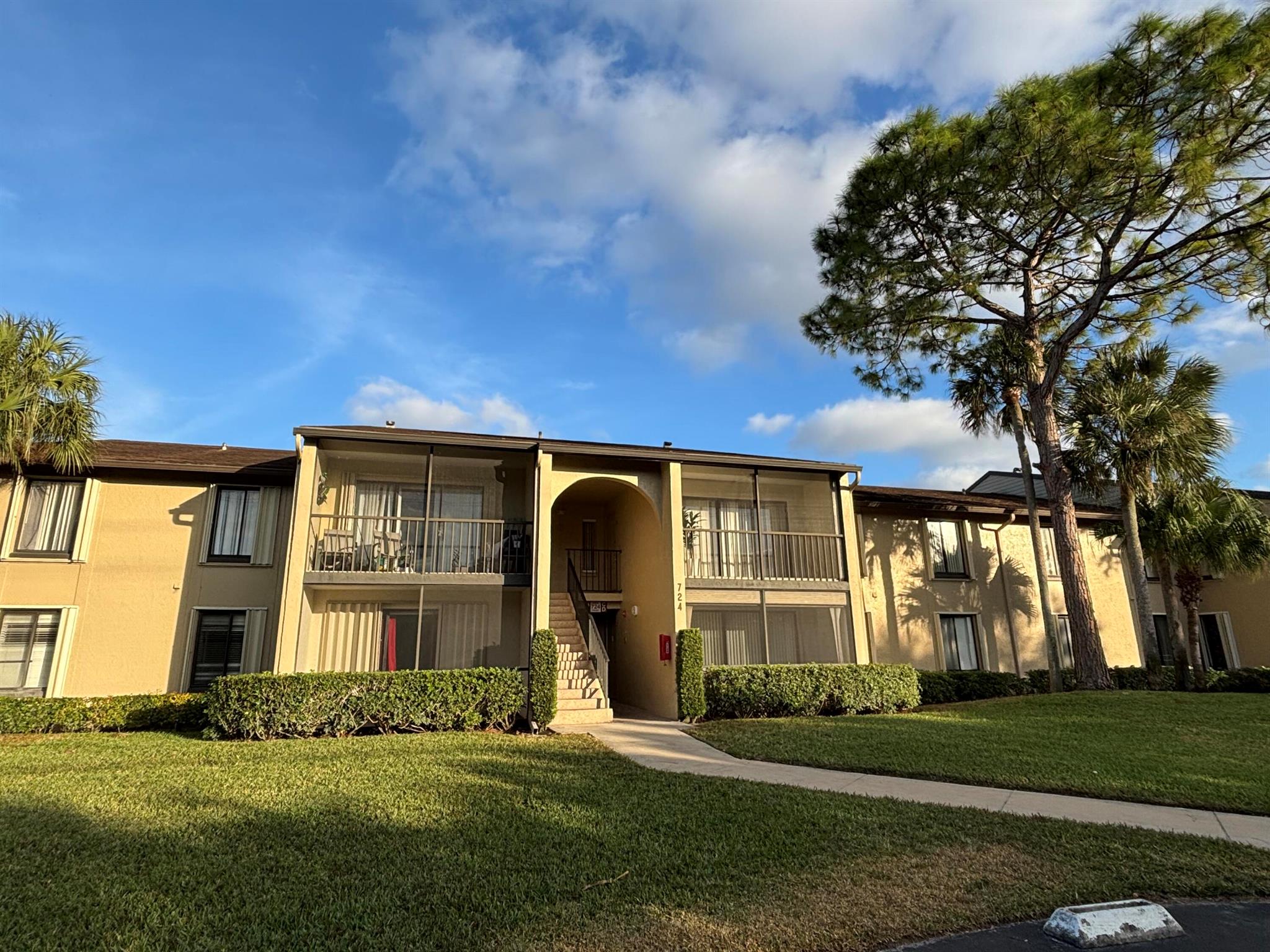 Light and bright 1/1 condo, Washer and dryer conveniently located in the unit. Enjoy a Community pool/ jacuzzi along with a picnic and barbeque area. No age restriction.