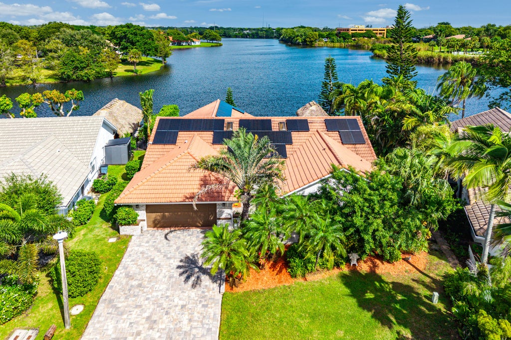 Photo of 9 Aspen Court, Boynton Beach, FL 33436 (MLS # B26092438)