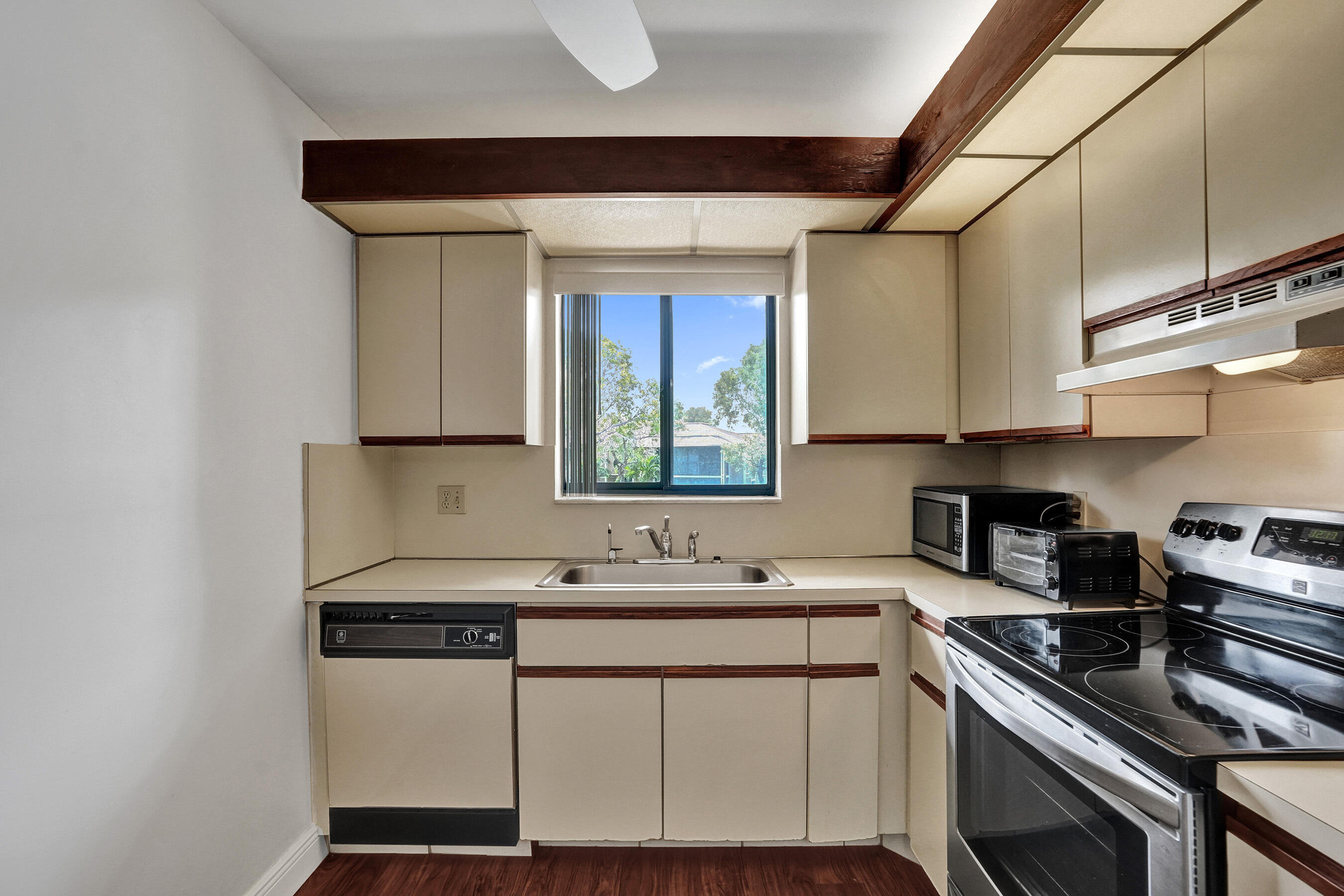 ASHMONT CONDOMINIUM E - Residential