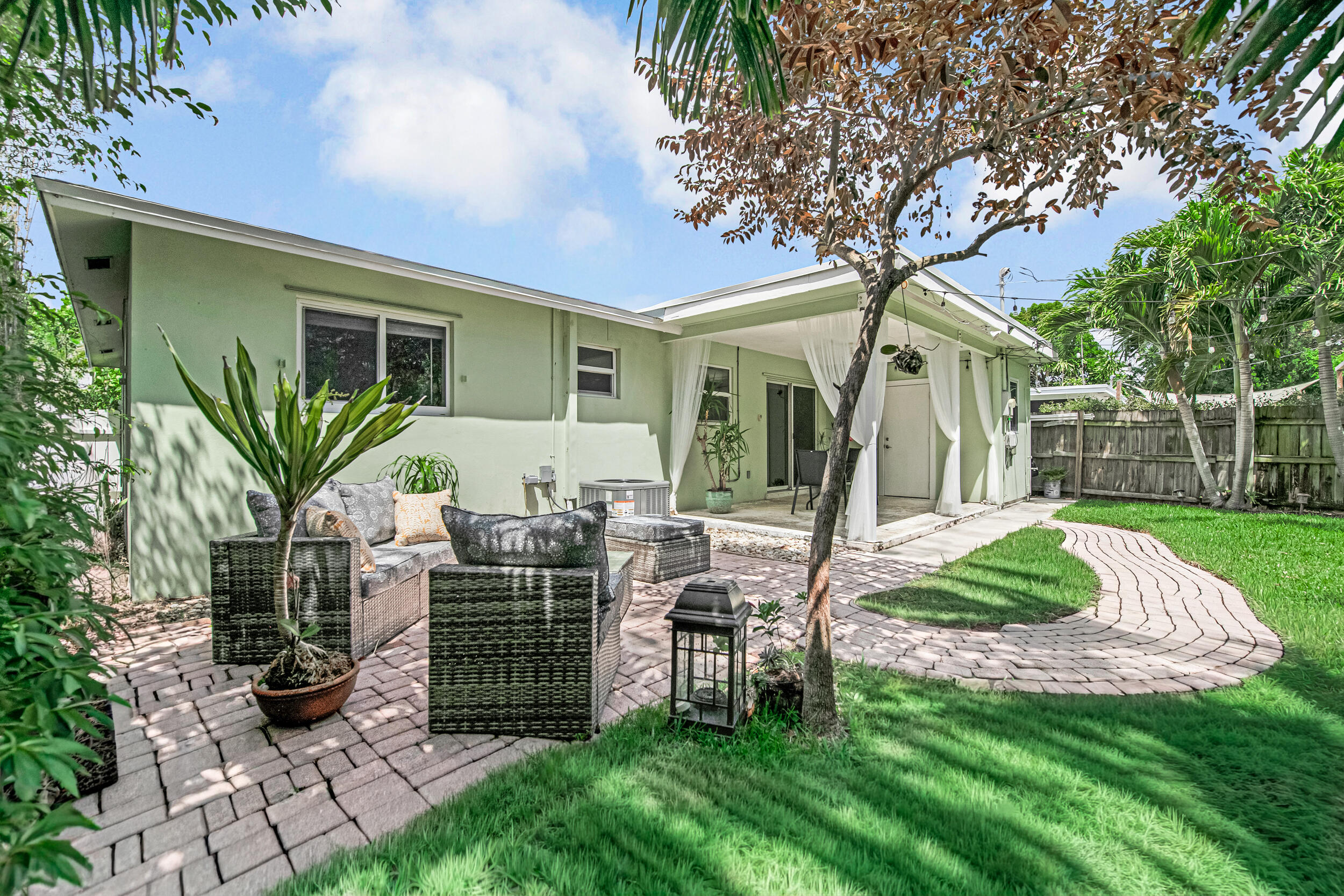 NORTH LAKE WORTH - Residential