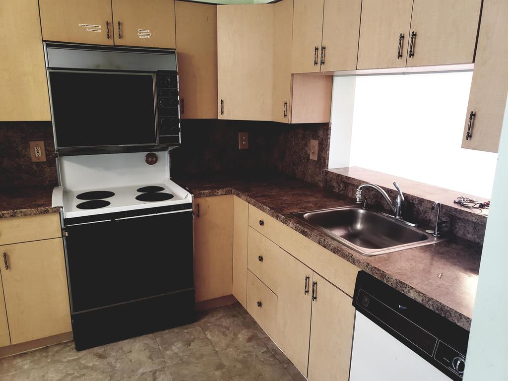 HUNTINGTON LAKES SEC FIVE CONDOS - Residential