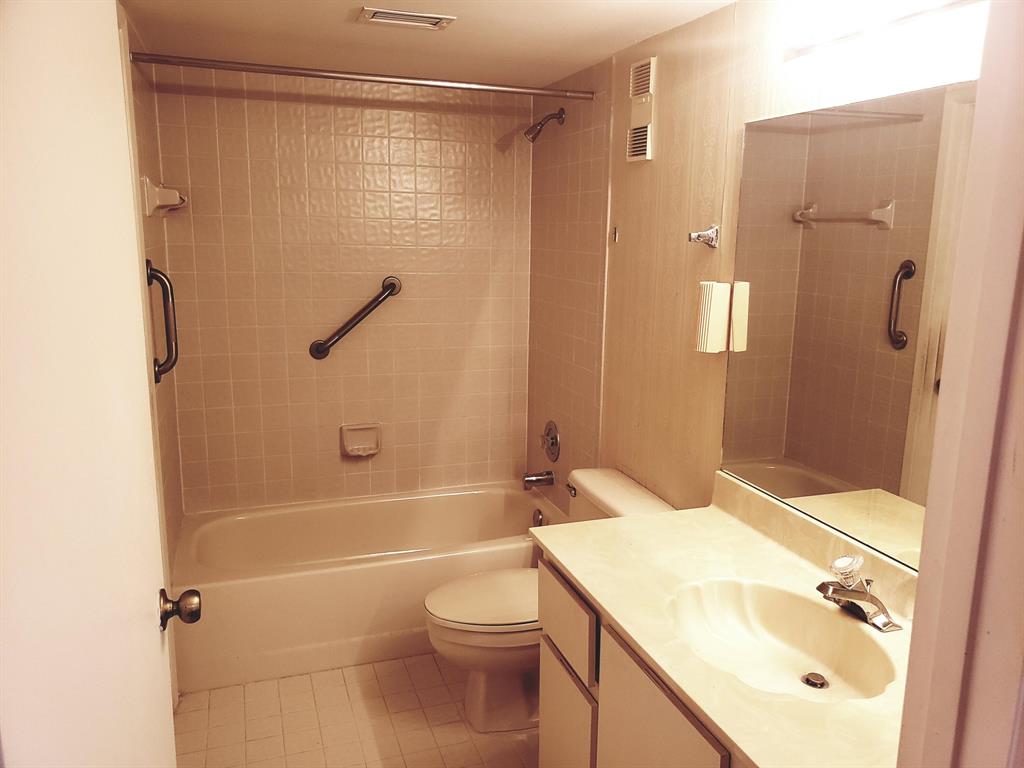 HUNTINGTON LAKES SEC FIVE CONDOS - Residential