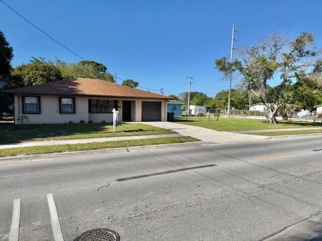 Photo of 2104 Avenue M Avenue, Fort Pierce, FL 34950 (MLS # R11081304)