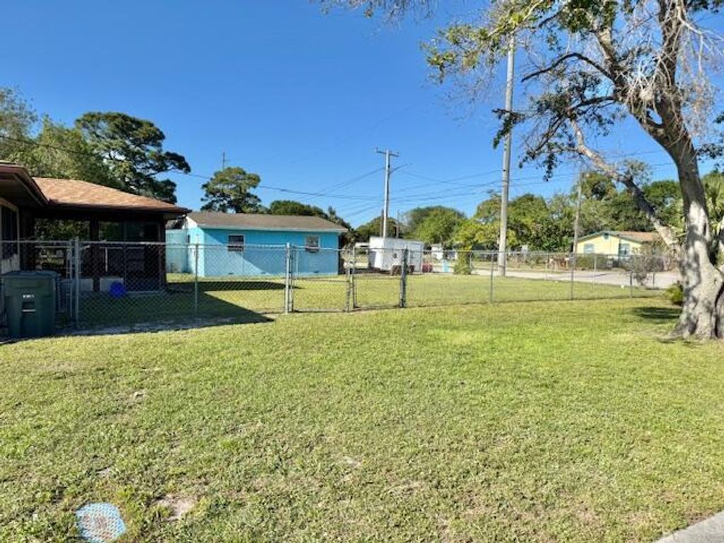 Photo of 2104 Avenue M Avenue, Fort Pierce, FL 34950 (MLS # R11081304)