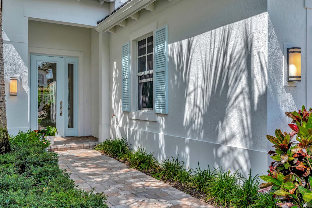 Photo of 158 Bonnette Hunt Club Lane, Palm Beach Gardens, FL 33418 (MLS # R11006338)