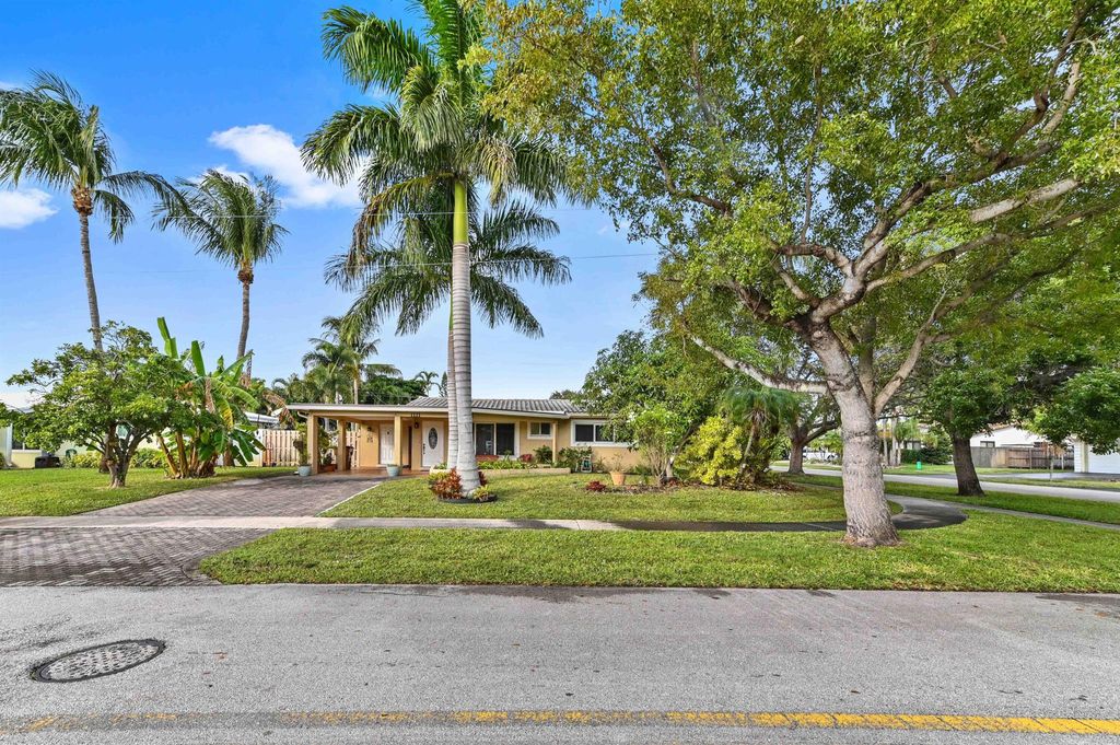 Photo of 1121 SE 14th Court, Deerfield Beach, FL 33441 (MLS # R11144873)