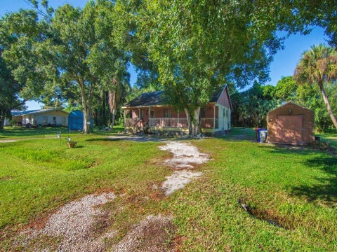 Tiny photo for 2315 28TH Avenue SW, Vero Beach, FL 32960 (MLS # B26054106)