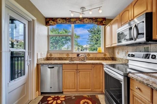 1238 Hillsboro Mile 103