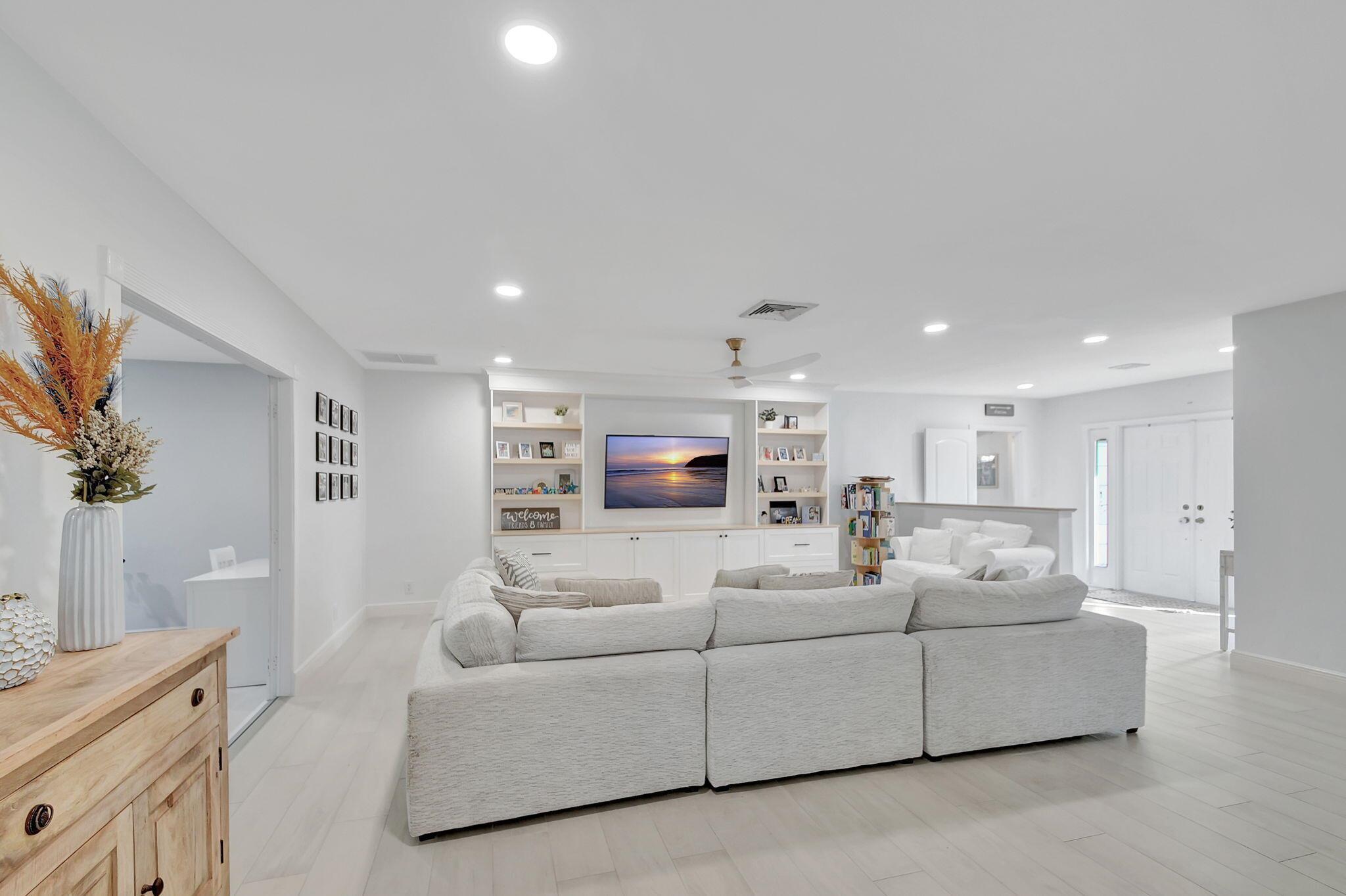 15 Holly Drive, Boynton Beach, FL, 33436/$860,000 4 15 Holly Drive
