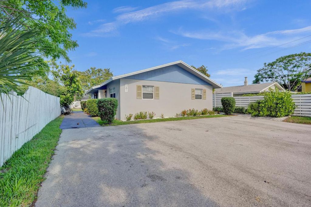 Photo of 341 SE 4th Avenue, Delray Beach, FL 33483 (MLS # R11004568)