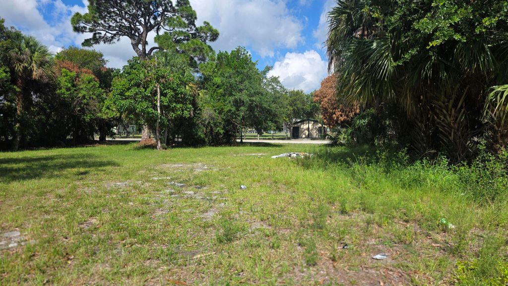 Photo of 407 Dundas Court, Fort Pierce, FL 34950 (MLS # B26042382)