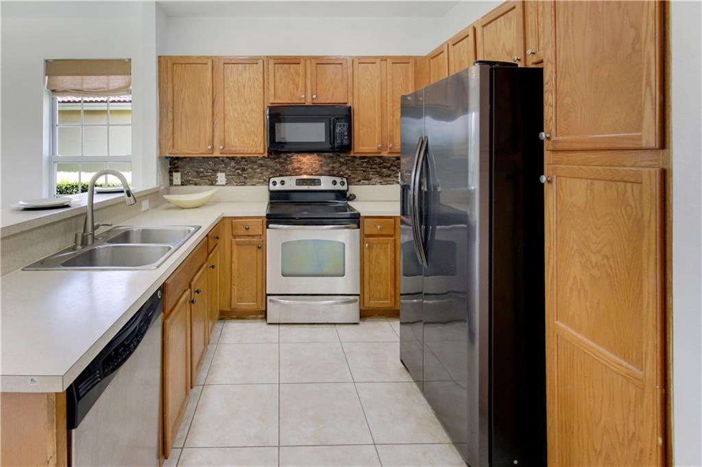 ISLES OF OAKLAND PARK - Residential