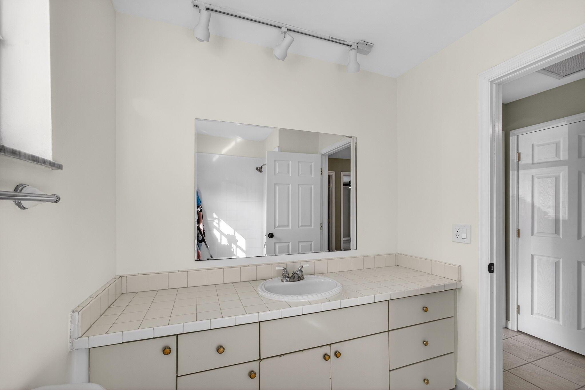 YACHT HARBOR EST - Residential Lease