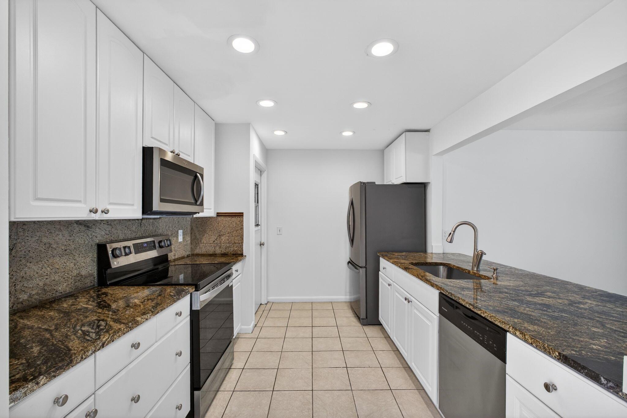 YACHT HARBOR EST - Residential Lease