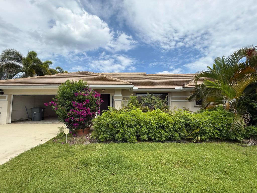Photo of 9215 Sun Pointe Drive, Boynton Beach, FL 33437 (MLS # B26022120)