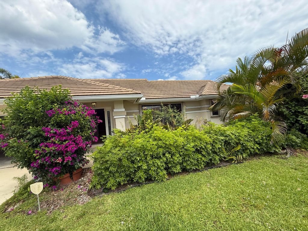 Photo of 9215 Sun Pointe Drive, Boynton Beach, FL 33437 (MLS # B26022120)