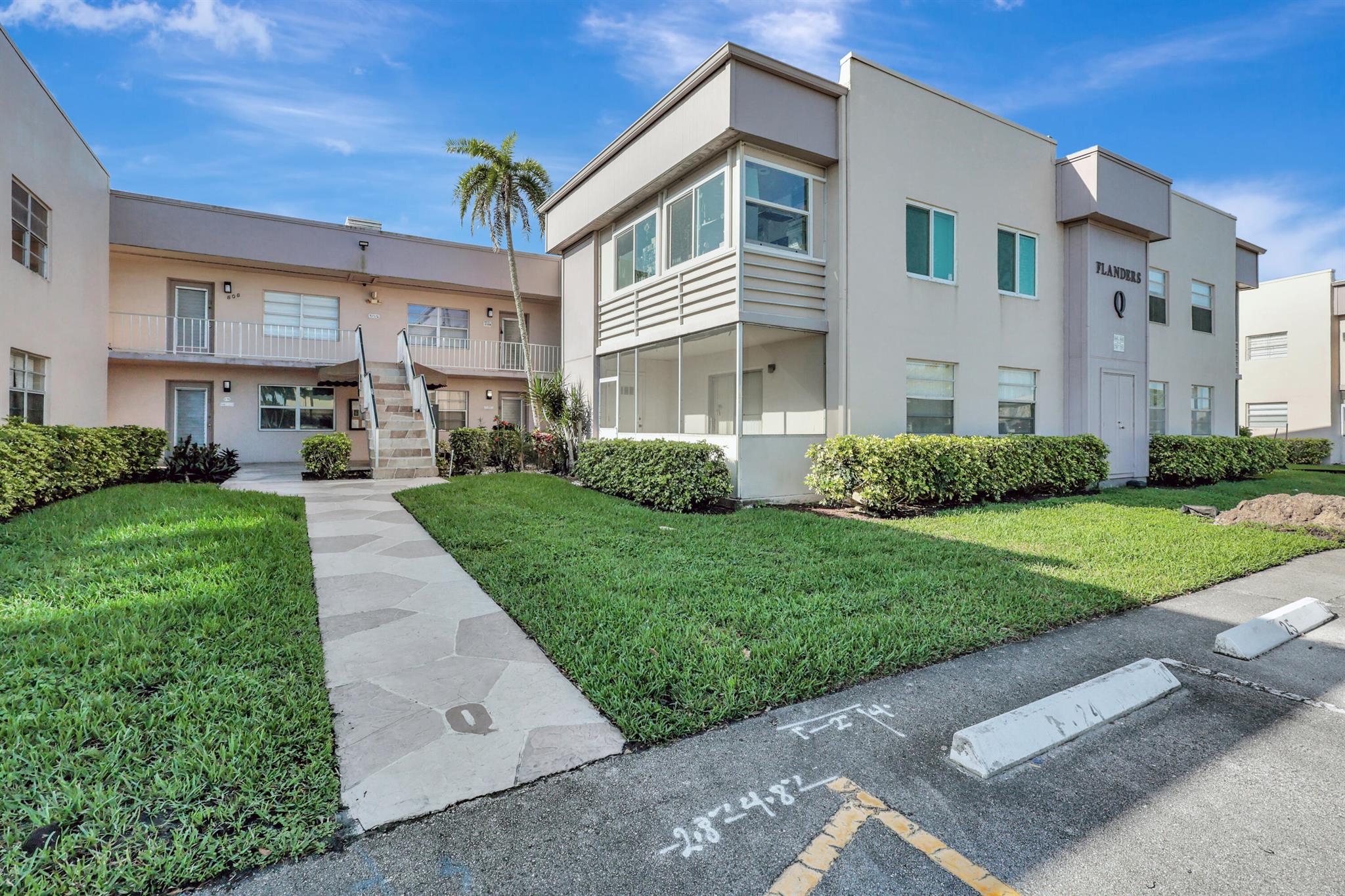 GREAT FIRST FLOOR 2/2 IN ALL CONCRETE BUILDING. BEAUTIFULLY REMODELED KITCHEN AND UPDATED BATHS. ALL TILED ENCLOSED PORCH OVERLOOKING QUIET PRIVATE GARDEN AREA. NO PARKING LOT!!WALK TO FLANDERS CLUBHOUSE GREAT LOCATION EASY TO SHOW