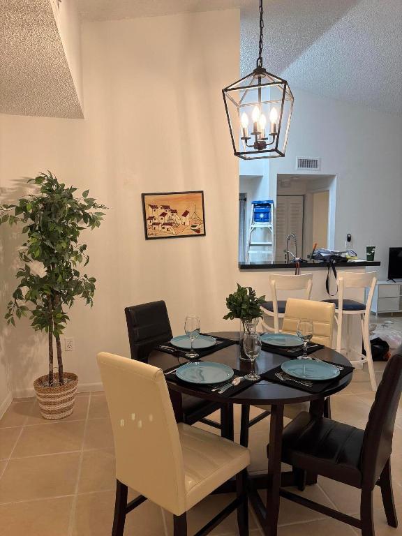 COURTYARDS AT DAVIE - Residential