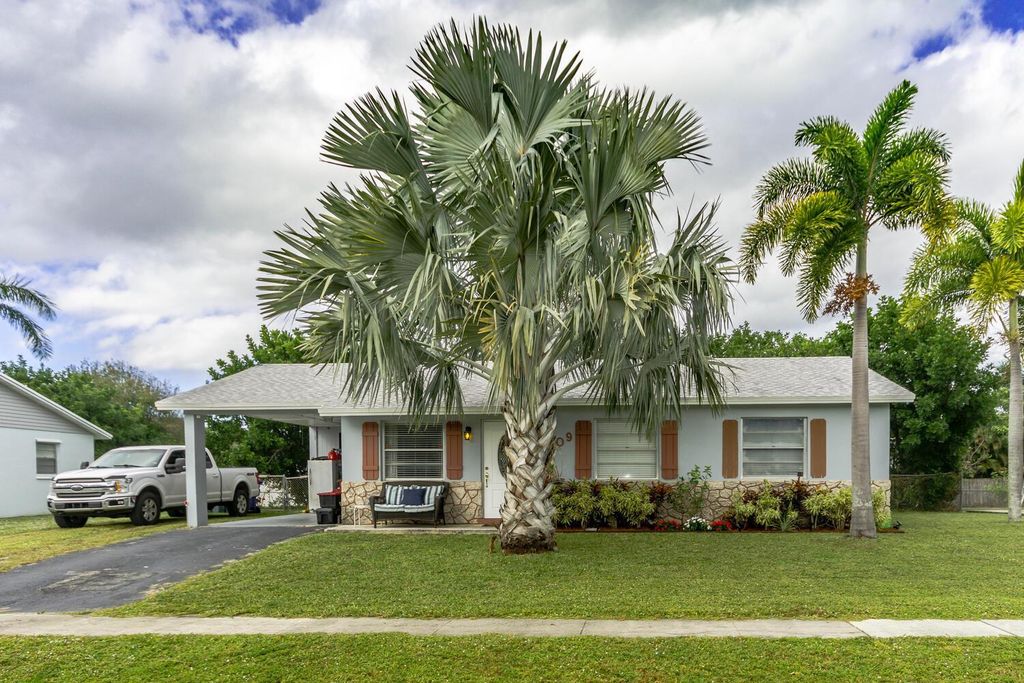 Photo of 1009 Mohican Boulevard, Jupiter, FL 33458 (MLS # R10947109)
