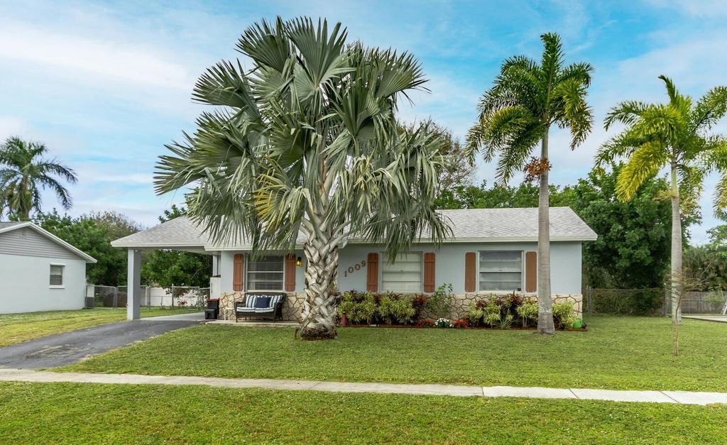 Photo of 1009 Mohican Boulevard, Jupiter, FL 33458 (MLS # R10947109)