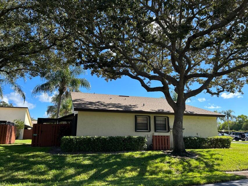 VILLAS OF HOBE SOUND COND - Residential Lease