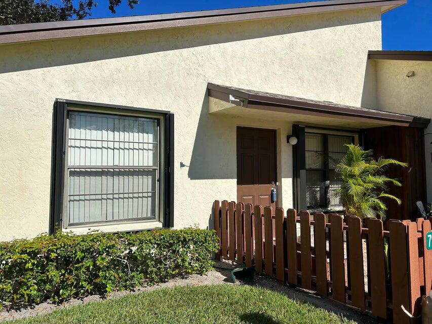 VILLAS OF HOBE SOUND COND - Residential Lease