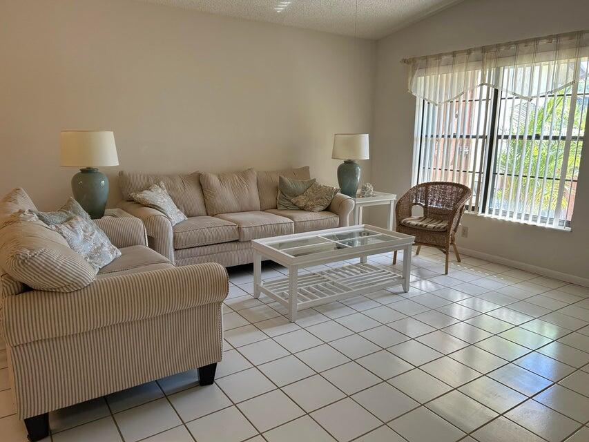 VILLAS OF HOBE SOUND COND - Residential Lease