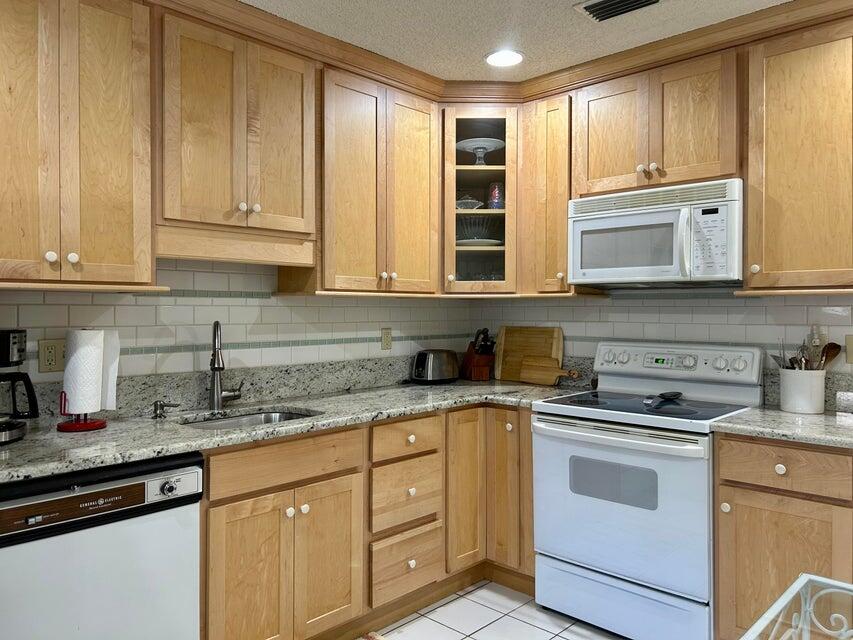 VILLAS OF HOBE SOUND COND - Residential Lease