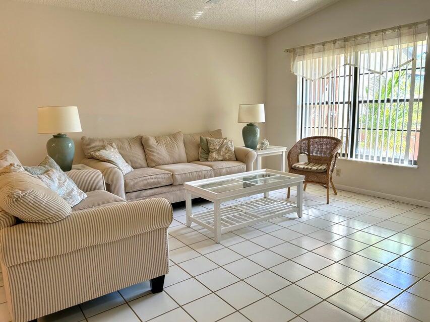 VILLAS OF HOBE SOUND COND - Residential Lease