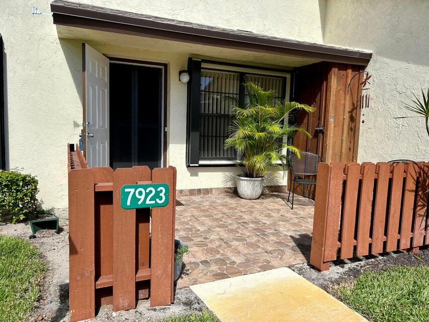VILLAS OF HOBE SOUND COND - Residential Lease