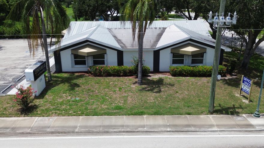 Great opportunity to design your office space. Ideal location located on Port Saint Lucie Blvd 5 Miles to the turnpike. Close to many shopping plazas , 5 miles to US1. 
-High visibility freestanding building
-3696 SF under air 
-Outparcel to strong performing
Traffic counts of 17,700 AADT on SW Port St Lucie Boulevard
-Surrounded by high income residential neighborhoods