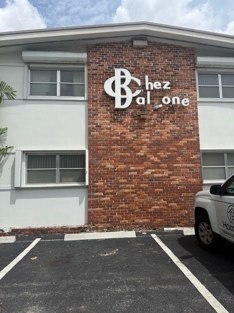 CUTTE CHARMING ONE BEDROOM LOCATED JUST EAST OF US1 AND BROWARD YOU CAN WALK TO LAS OLAS AND 5 MIN FROM BEACH! NEW KITCHEN