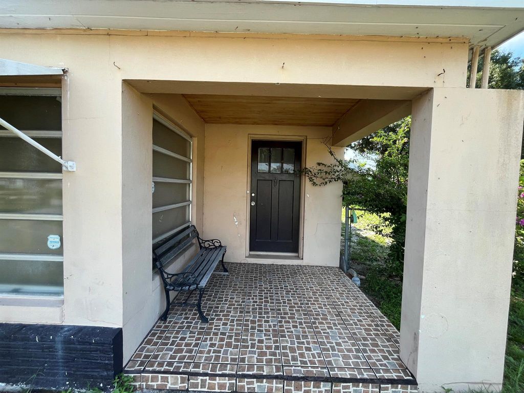 Photo of 1010 S 7th Street, Fort Pierce, FL 34950 (MLS # R11019325)