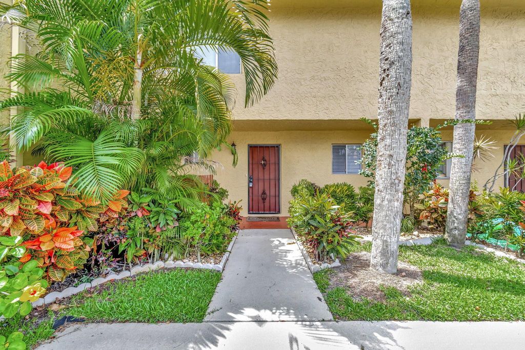 Photo of 892 SW 9th St Circle #8, Boca Raton, FL 33486 (MLS # R10998123)