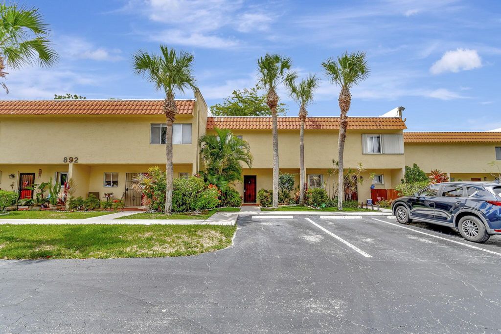 Photo of 892 SW 9th St Circle #8, Boca Raton, FL 33486 (MLS # R10998123)