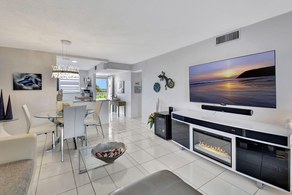 Photo of 2615 NE 3rd Ct #411, Boynton Beach, FL 33435 (MLS # F10542073)