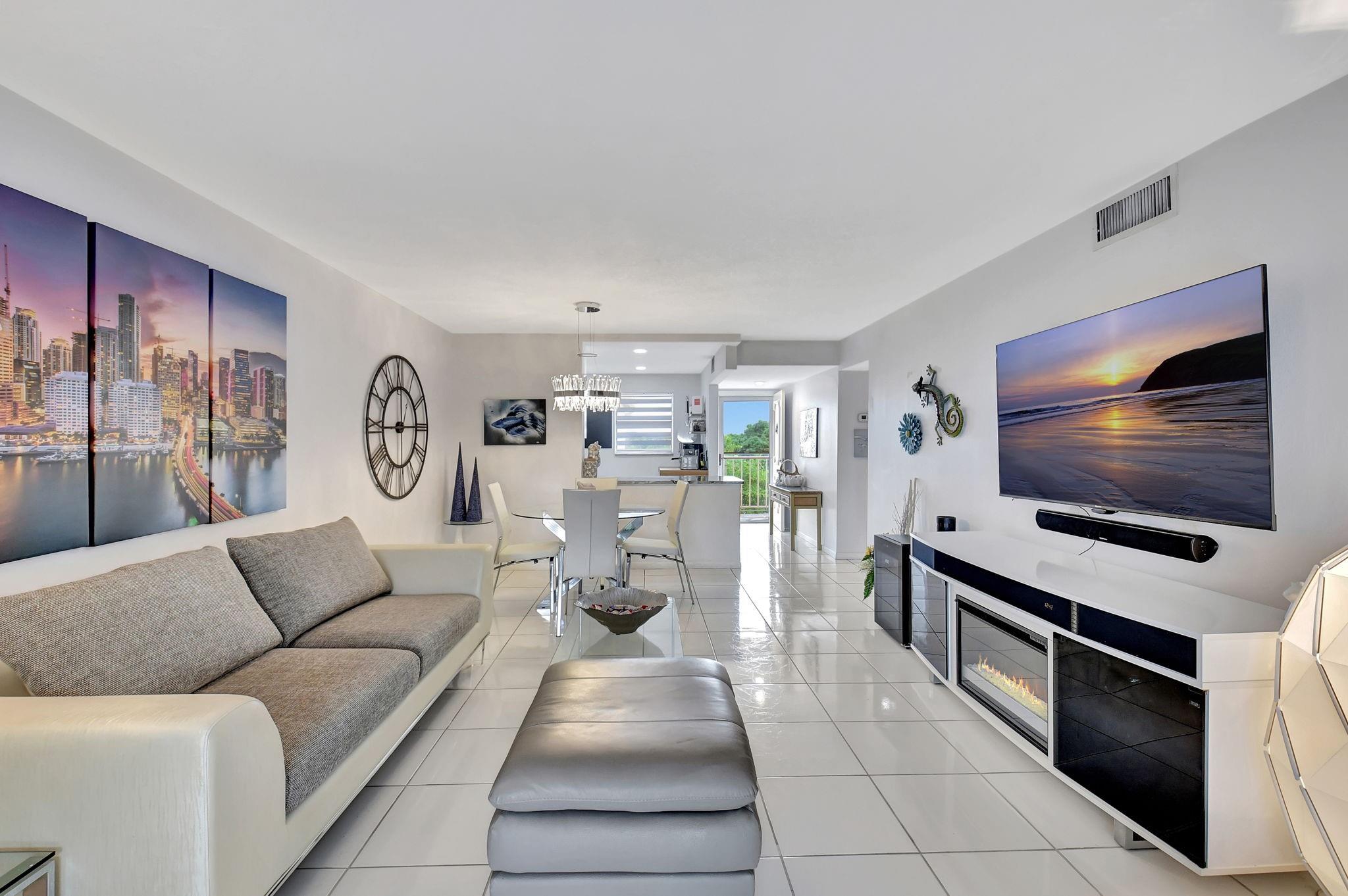 VILLAGE ROYALE GREENWOOD - Residential