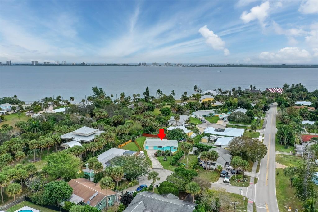 Photo of 4645 NE Dudley Circle, Jensen Beach, FL 34957 (MLS # F10418530)