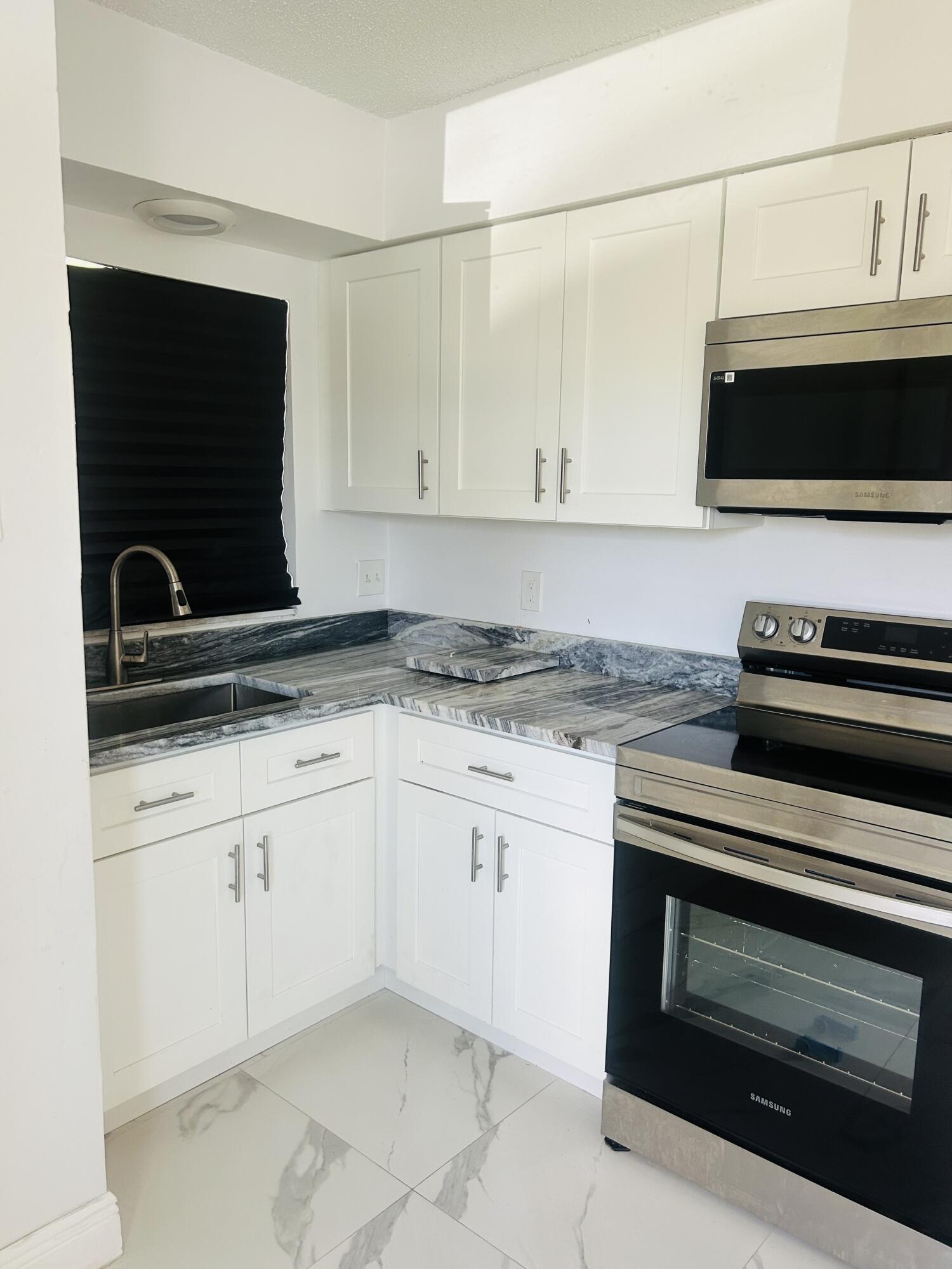 FT LAUDERDALE ESTATES - Residential Lease