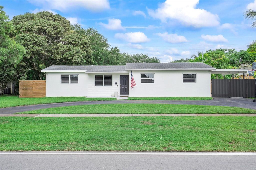 Photo of 415 NW 46th Avenue, Plantation, FL 33317 (MLS # F10508619)