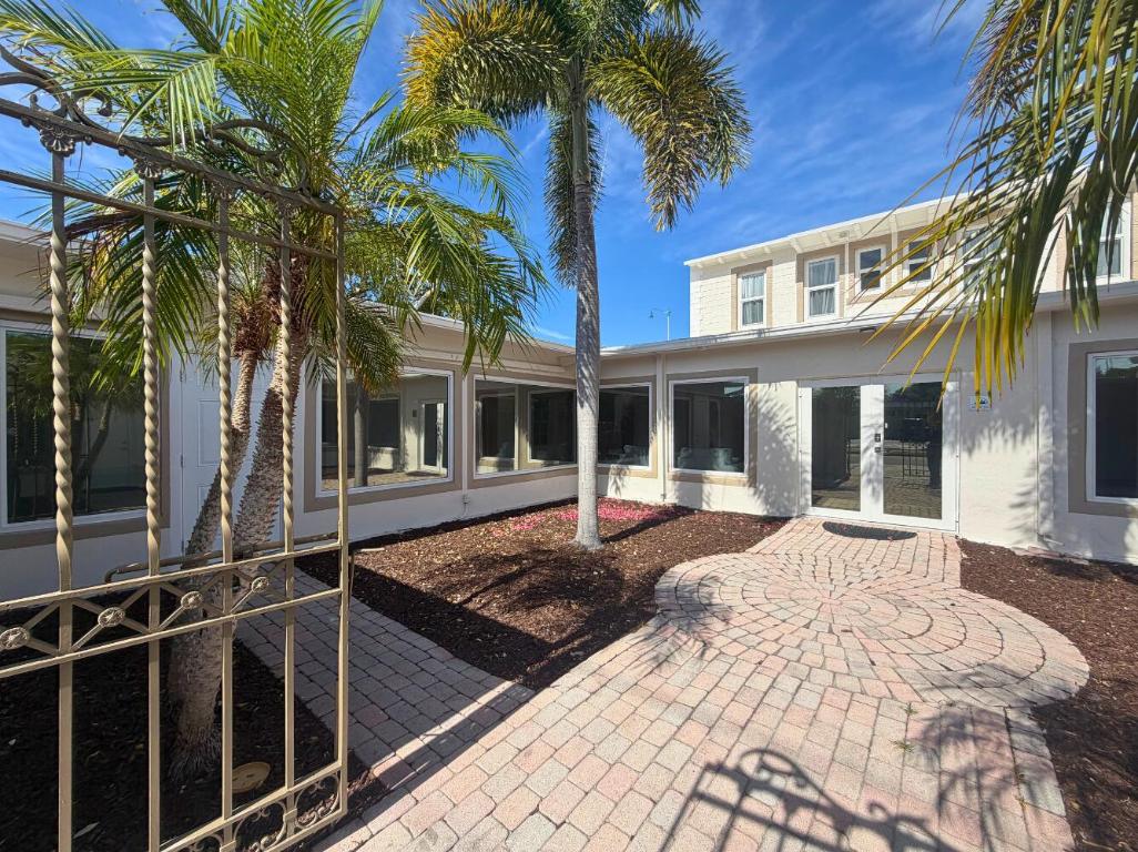 3600 Broadway Avenue Suite 1 + Courtyard